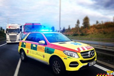 Auto záchranné služby srazilo v Praze chodkyni. V nemocnici zemřela