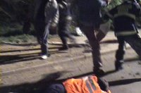 Agresivní muž napadl v Jaroměři záchranáře a poranil jej v obličeji a na dolní končetině