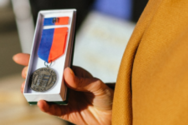 Hejtman Grolich předal záchranářům za pomoc po tornádu pamětní medaile