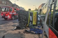 Sanitka se v Kladně srazila s autobusem a autem, čtyři zranění