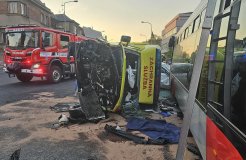 Sanitka se v Kladně srazila s autobusem a autem, čtyři zranění
