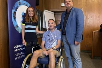 Záchrana života ve 47 minutách: Irský maratonec přežil srdeční zástavu díky ZZS HMP a ECMO týmu VFN