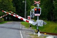 Záchranka vyhodila řidiče, který v Kolíně projel přejezd na červenou