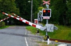 Záchranka vyhodila řidiče, který v Kolíně projel přejezd na červenou