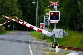 Záchranka vyhodila řidiče, který v Kolíně projel přejezd na červenou