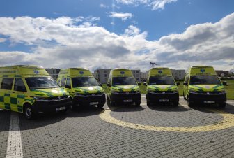 Zbarvení sanitek se má opět měnit, současná pravidla platí teprve od dubna