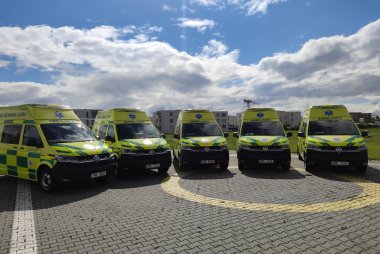 Zbarvení sanitek se má opět měnit, současná pravidla platí teprve od dubna