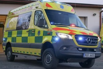 Místo pomoci arogance, kritizuje žena zásah záchranářů. Partner měl horečky