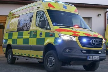 Místo pomoci arogance, kritizuje žena zásah záchranářů. Partner měl horečky