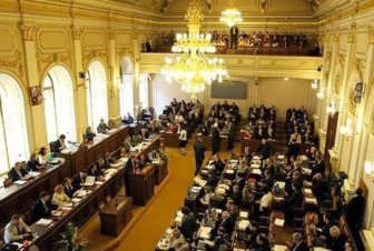 Komora sester získává politickou podporu. V klíčové otázce se ale poslanci neshodnou