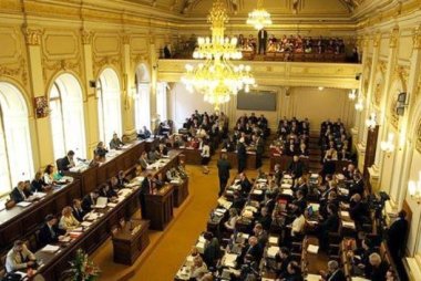 Komora sester získává politickou podporu. V klíčové otázce se ale poslanci neshodnou